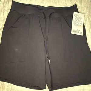 Lululemon Sz med ❌❌flaw ❌❌❌❌ License to Train Short 7" *LL